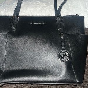 Nice MK purse ! Super good condition! Barely used !